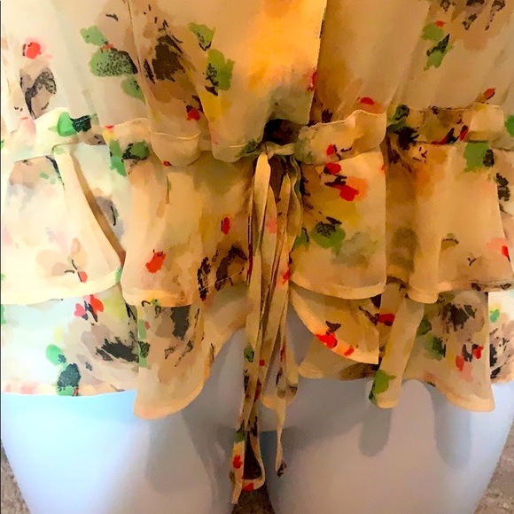 Sleeveless yellow blouse - Picture 3 of 4